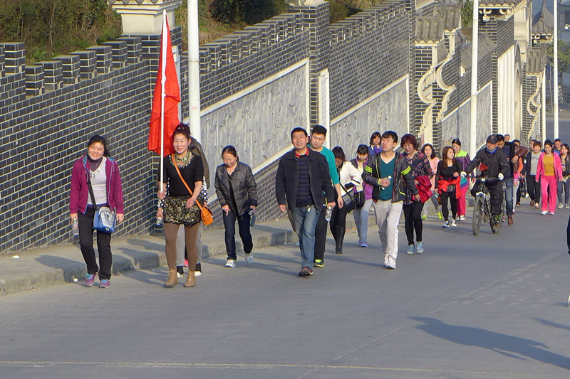 2015年3月8日寶業(yè)集團開展“香溪洞-吉河徒步踏青活動”慶祝三八節(jié)！